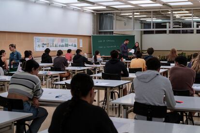 Estudiantes de Islas Canarias, durante la prueba de la EBAU.