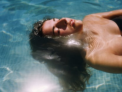 Las depuradoras de sal limpian el agua de la piscina de manera natural. GETTY IMAGES.