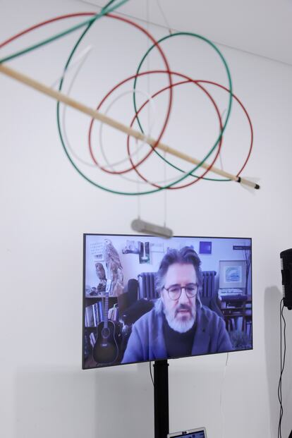 Olafur Eliasson en conexión telemática con la Galería Elvira González para presentar la exposición 'Navegación situada'.