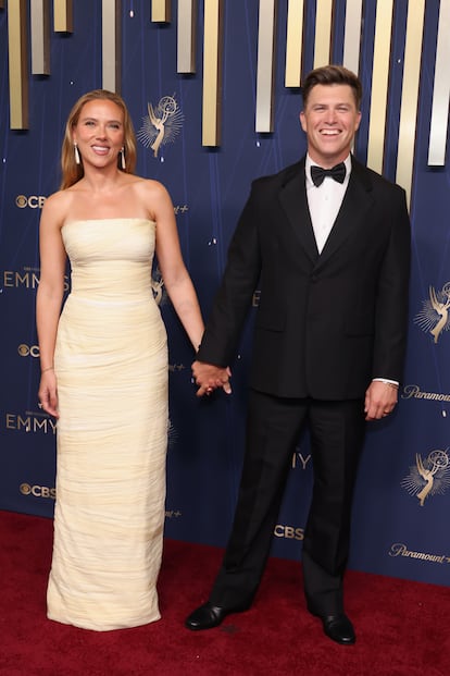 Scarlett Johansson, con vestido amarillo mantequilla de Prada, acompañada de su marido Colin Jost, muy elegante con un clásico esmoquin.