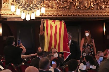 En el momento en el que ha hecho el anuncio, uno de los presentes, que portaba una 'estelada', ha respondido gritando "amnistía e independencia".