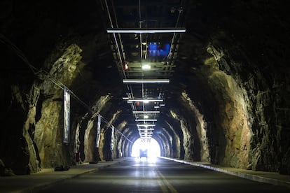 Entrada norte do NORAD em Colorado Springs. O bunker do complexo pode suportar uma bomba nuclear de 30 megatons e ataques químicos, biológicos e radiológicos.