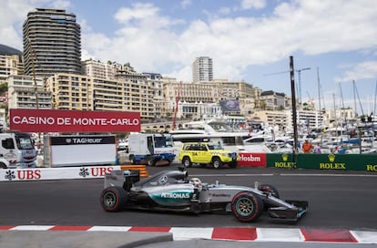Hamilton pasa por el puerto de Mónaco.