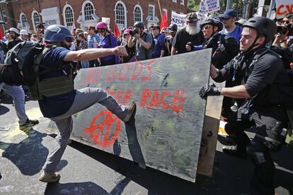 Confrontos entre supremacistas e contramanifestantes na cidade de Charlottesville, Virgínia.