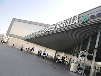 Viajeros en el acceso a la estación de alta velocidad de Valencia.