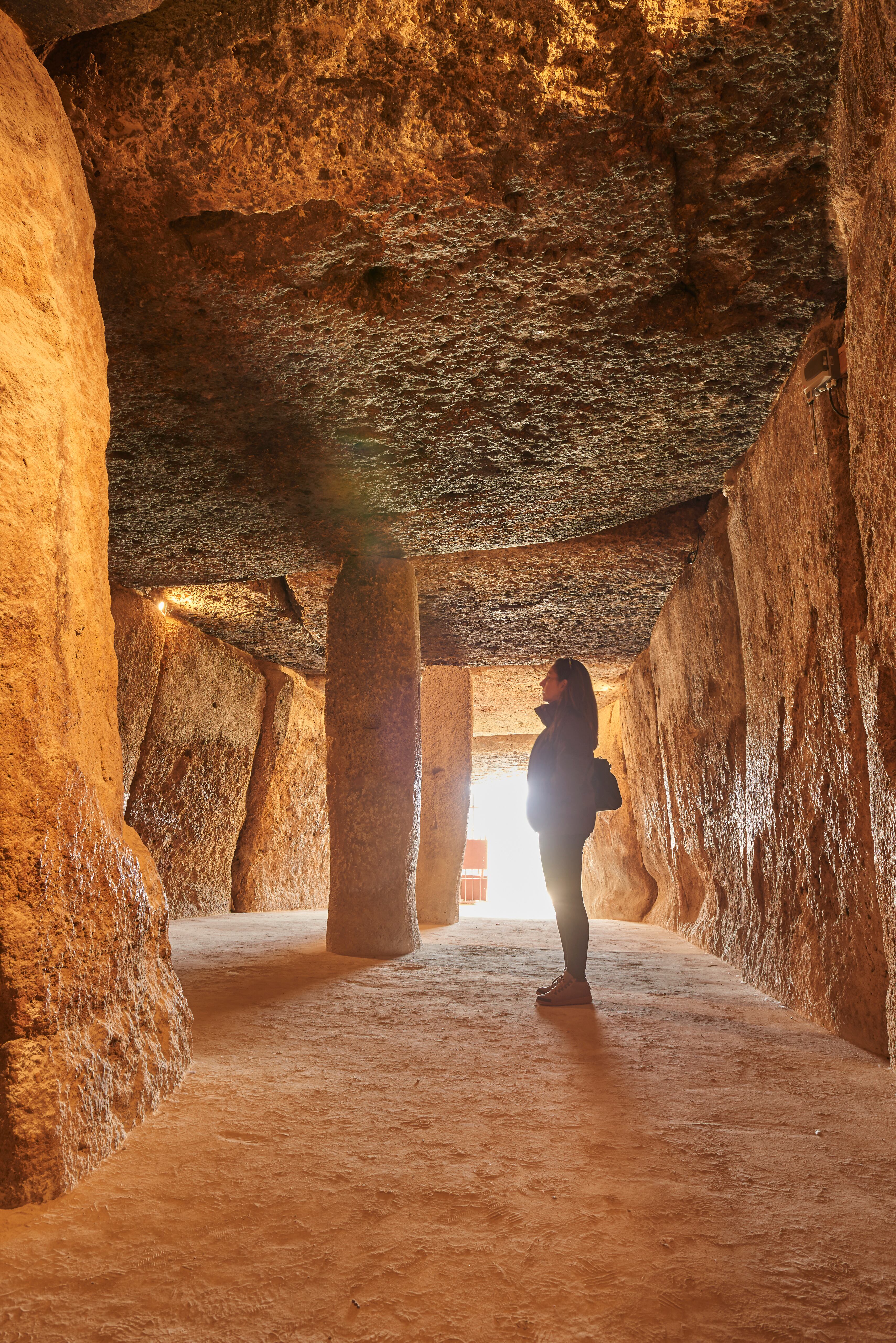 Una mujer en el interior del dolmen de Menga, uno de los tres monumentos del conjunto megalítico de Antequera, integrado también por el dolmen de Viera, donde se celebran los equinoccios de primavera y otoño, y por el ‘tholos’ (cámara subterránea circular) de El Romeral.