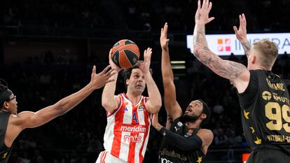 El base serbio del Estrella Roja Milos Teodosic (2i) en acción ante el base estadounidense del Baskonia Trent Forrest durante el partido de este jueves.