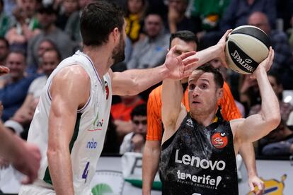 Marcelinho Huertas, con el balón ante Tyler Kalinoski, durante la final de la Copa del Rey de baloncesto que se disputa este domingo en el Pabellón Olímpico de Badalona.