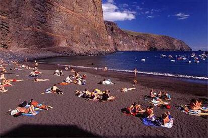 Vuelos y dos noches de estancia en La Gomera (en la fotografía, playa de Vueltas, en Valle Gran Rey) cuestan para Semana Santa 697 euros por persona.