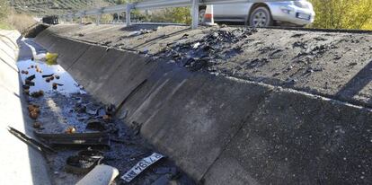 Restos de los vehículos siniestrados, junto a la carretera autonómica A-308, a la altura de Iznalloz (Granada) donde ocurrió el accidente.