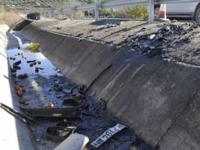 Restos de los vehículos siniestrados, junto a la carretera autonómica A-308, a la altura de Iznalloz (Granada) donde ocurrió el accidente.