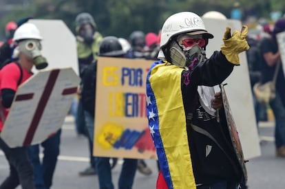 Los venezolanos se manifiestan en contra de la decisión del presidente, Nicolás Maduro, de iniciar un proceso para convocar una Asamblea Nacional Constituyente.