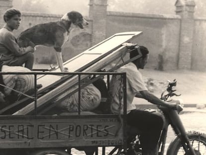 &#039;Se acen portes&#039;, fotograf&iacute;a de Onta&ntilde;&oacute;n, realizada en Barcelona en 1955.