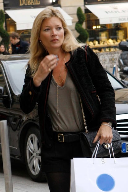 En negro, por supuesto, es la opción predilecta de Kate Moss. La top ha lucido en varias ocasiones la prenda combinándola con sus inseparables vaqueros pitillo.