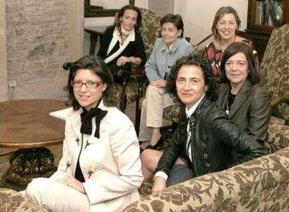 Las seis conselleiras, justo antes de iniciar el debate. En primer plano y de izquierda a derecha, María José Caride, Ánxela Bugallo, Laura Sánchez Piñón. Detrás, Teresa Táboas, María José Rubio y Carmen Gallego.