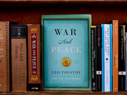 Ediciones en inglés de las obras de León Tólstoi en la librería City Lights de San Francisco.