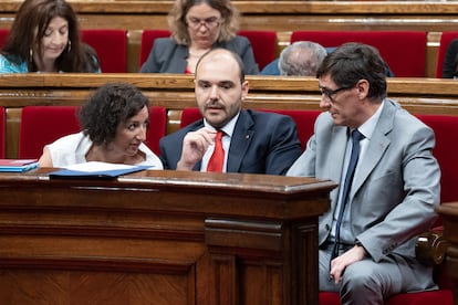 La consejera de Economía,Alícia Romero, el de Presidencia Albert Dalmau, y el president, Salvador Illa, en un momento del Pleno.