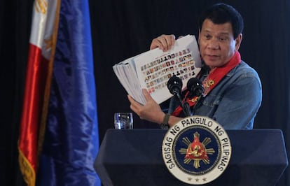 Duterte muestra un registro de personas supuestamente involucradas con las drogas, durante un discurso este jueves.
