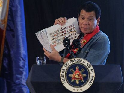 Duterte muestra un registro de personas supuestamente involucradas con las drogas, durante un discurso este jueves.