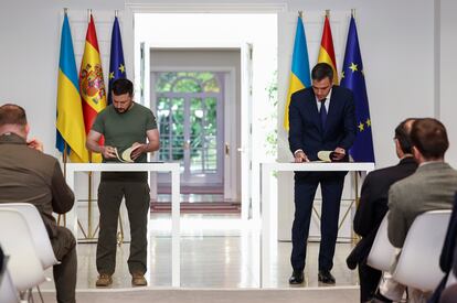 El presidente del Gobierno, Pedro Sánchez, junto al presidente de Ucrania, Volodímir Zelenski, en una comparecencia en el palacio de La Moncloa.