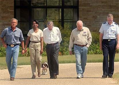 De izquierda a derecha, George W. Bush, Condoleezza Rice, Donald Rumsfeld, Dick Cheney y Richard Myers, ayer, en Crawford (Tejas).