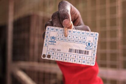 Un refugiado somalí muestra una tarjeta de racionamiento de comida.