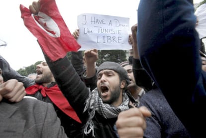 Jóvenes manifestantes protestan en el centro de Túnez capital antes de que el presidente Ben Ali abandonara el país.