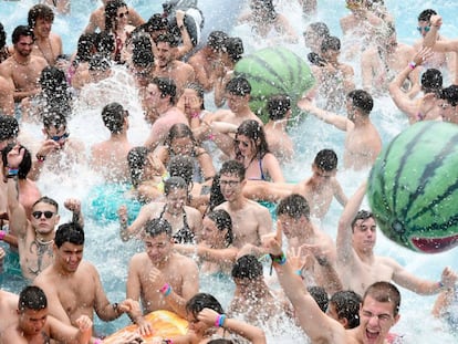 Asistentes al Arenal Sound 2019 en el escenario de la piscina.