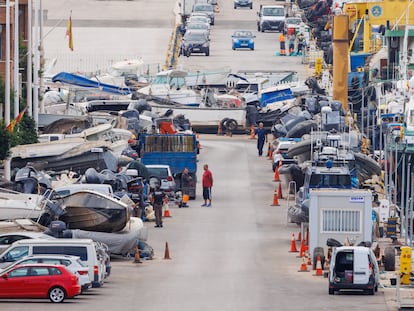 Depósito de embarcaciones repleta de 'narcolanchas' requisadas en el puerto de Algeciras, este viernes.