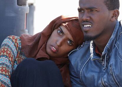 Migrantes rescatados en el Mediterráneo llegan a Sicilia el pasado viernes.