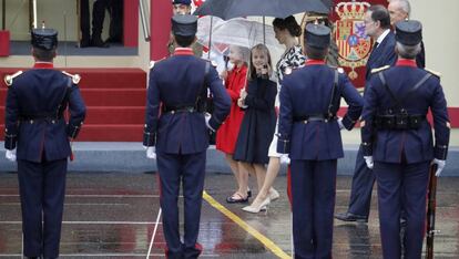 La reina Letizia, la princesa de Asturias y la infanta Leonor, seguidas dell presidente del Gobierno en funciones, Mariano Rajoy, y el ministro de Defensa en funciones, Pedro Morenés.