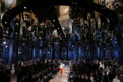 Un escenario lleno de espejos ha sido la elección de Dior para presentar su propuesta de alta costura para la temporada primavera-verano 2016.