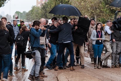 El presidente del Gobierno, Pedro Sánchez, es rodeado por el  equipo de seguridad durante su visita a Paiporta.