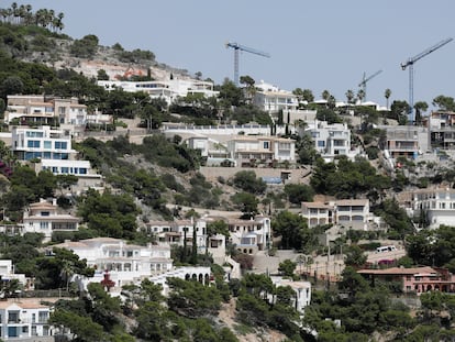 Bruselas abre un expediente a España por gravar las viviendas de los extranjeros no residentes