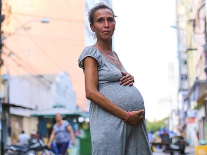 Iriana, grávida de 9 meses, posa para foto no centro de Recife