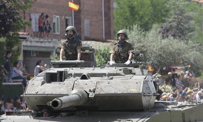 Dos militares en el carro de combate 'Leopardo', durante el desfile.