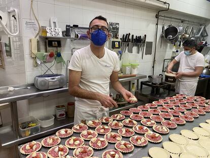 Carlos Balsa preparando los pasteles. J.C. CAPEL