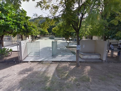 La entrada a la Telesecundaria José Vasconcelos en San José Manialtepec (Estado de Oaxaca).