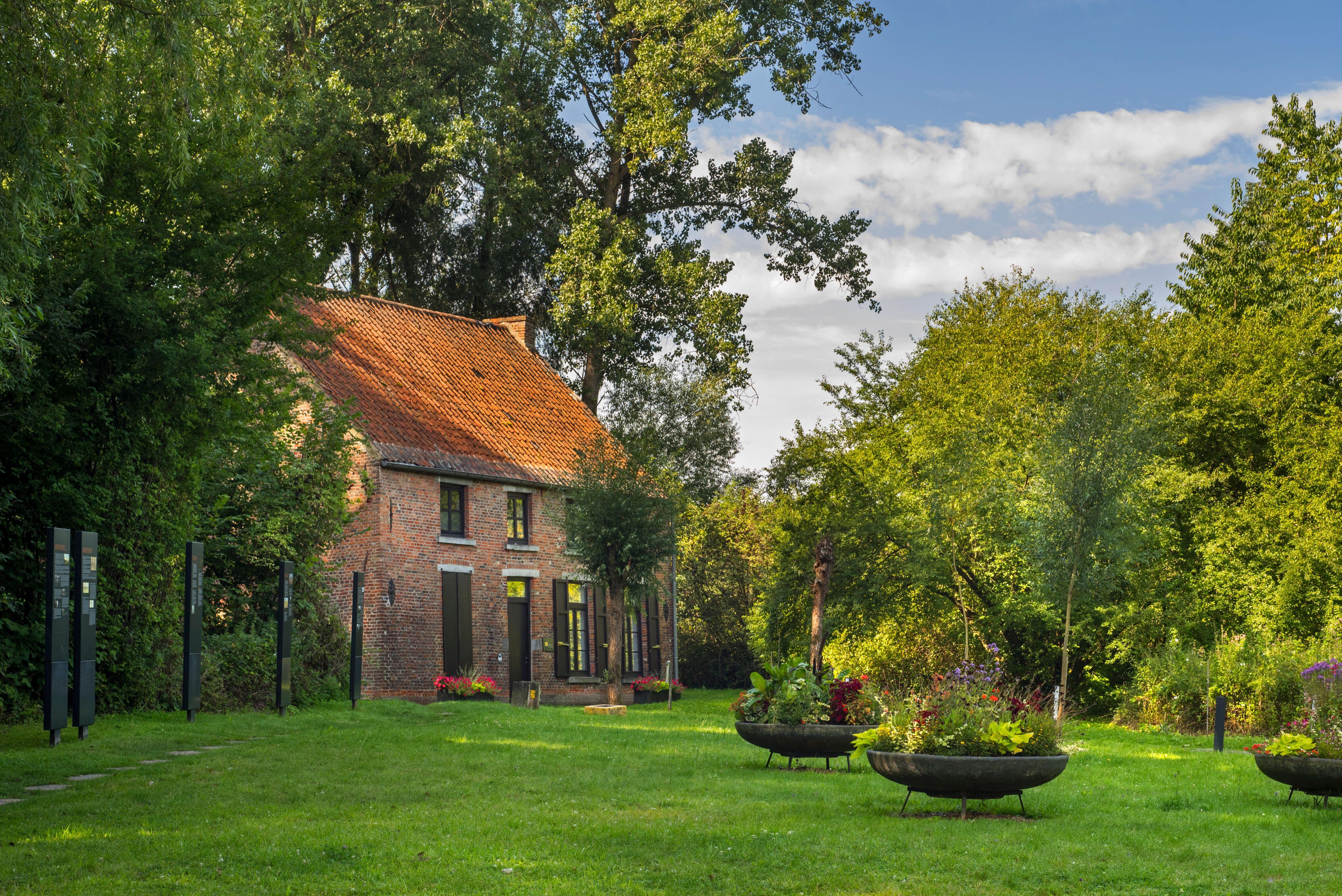 La que fue la casa del artista Vincent Van Gogh, que en la actualidad alberga un museo con sus pinturas, en Mons (Bélgica). 