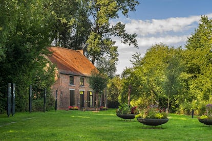 La que fue la casa del artista Vincent Van Gogh, que en la actualidad alberga un museo con sus pinturas, en Mons (Bélgica).