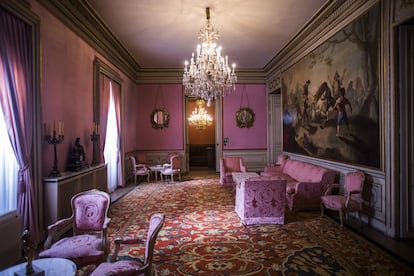 La sala de billar del palacio está presidida por un cuadro de Ramón Bayeu —cuñado de Francisco de Goya—, titulado 'El juego de los niños' y cedido por el Museo del Prado gracias a la iniciativa 'El Prado disperso'.