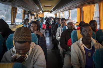 Autobuses de la Guardia Civil y de Asansull (asociación que ha colaborado) trasladan a los migrantes que había en el Polideportivo de Los Cortijillos, Los Barrios hasta el CATE de Crinavis, Campamento, San Roque.