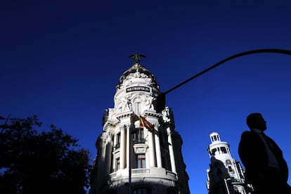 Así se ve la Victoria alada, en el edificio Metrópolis, desde la calle.