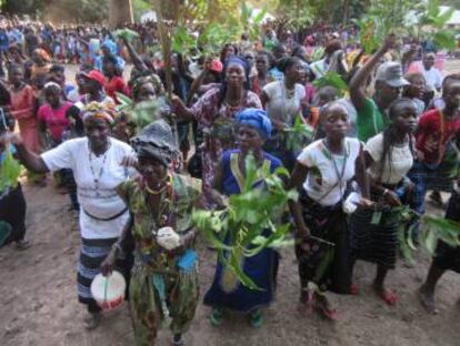 Un grupo de mujeres participa en el festejo con hojas, talco y arroz.