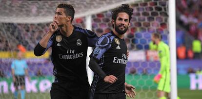 Isco celebra el gol y Cristiano manda callar al Calder&oacute;n. 