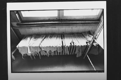 Ropa de bebé secándose en uno de los largos radiadores a vapor que se disponen debajo de las ventanas en los apartamentos de Nueva York, en una foto de 1990 para la revista 'Life'. |
