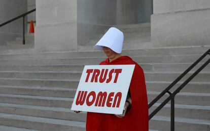 Una mujer vestida como los personajes del 'Cuento de la Criada' protesta frente al Capitolio de Georgia la nueva ley antiaborto.