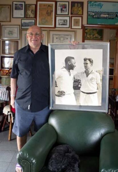 Pepe muestra una foto de sus tiempos en activo junto a Pelé.