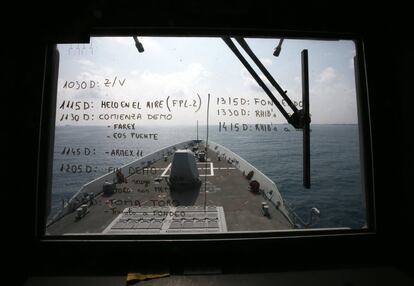 Anotaciones realizadas en los cristales de una ventana del puente de mando de la fragata F-105 "Cristóbal Colón", para un mejor control de los ejercicios prácticos.