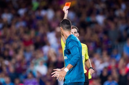 El árbitro muestra la tarjeta roja a Cristiano Ronaldo.